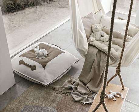 23 - Decorazioni, cuscino + altalena